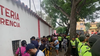 Hinchas molestos por la lentitud en la venta de entradas para el partido Bolivia - Panamá Hinchas molestos por la lentitud en la venta de entradas para el partido Bolivia - Panamá
