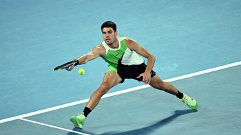 Alcaraz supera un debut incómodo y sigue en carrera por el Australian Open Alcaraz supera un debut incómodo y sigue en carrera por el Australian Open