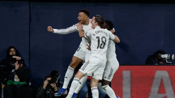 El Real Madrid sobrevive al caos del bernabéu y sigue en la pelea liguera El Real Madrid sobrevive al caos del bernabéu y sigue en la pelea liguera