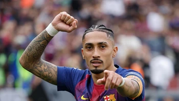 Barcelona golea al Sevilla (5-2) con triplete de Raphinha y se afianza en la cima Barcelona golea al Sevilla (5-2) con triplete de Raphinha y se afianza en la cima