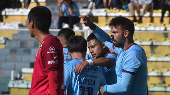 Bolívar abrió la Liga con una goleada sobre Real Oruro y un triplete de Cauteruccio Bolívar abrió la Liga con una goleada sobre Real Oruro y un triplete de Cauteruccio