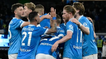 Napoli golea al Cremonese y retrasa el título del Inter Napoli golea al Cremonese y retrasa el título del Inter