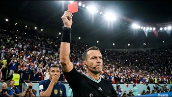 Mano dura en el fútbol: roja por taparse la boca y protestar Mano dura en el fútbol: roja por taparse la boca y protestar