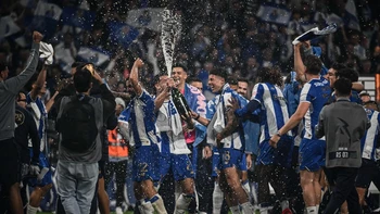 El Oporto vuelve a la cima y conquista la liga portuguesa El Oporto vuelve a la cima y conquista la liga portuguesa