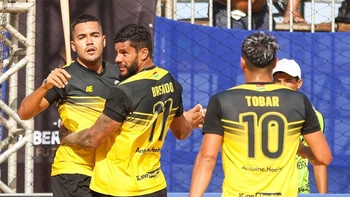 Deportivo Salud imparable golea, lidera y clasifica a cuartos en la libertadores de fútbol playa Deportivo Salud imparable golea, lidera y clasifica a cuartos en la libertadores de fútbol playa