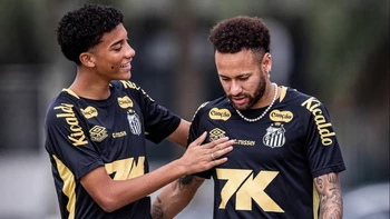 Neymar y Robinho Jr. sellan la paz en público tras el altercado durante un entrenamiento Neymar y Robinho Jr. sellan la paz en público tras el altercado durante un entrenamiento