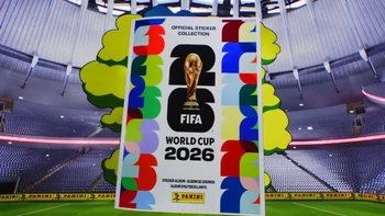 La pasión por el álbum del Mundial une generaciones en Santa Cruz La pasión por el álbum del Mundial une generaciones en Santa Cruz