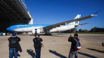 Un avión de Aerolíneas Argentinas con 'la 10' de Messi llevará a su selección al Mundial Un avión de Aerolíneas Argentinas con 'la 10' de Messi llevará a su selección al Mundial