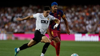 Barcelona cae ante el Valencia y cierra la Liga con derrota Barcelona cae ante el Valencia y cierra la Liga con derrota