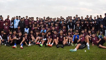El plantel de Bolívar comparte con chicos de la Academia de Santa Cruz El plantel de Bolívar comparte con chicos de la Academia de Santa Cruz