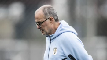 Bielsa trabaja con 17 futbolistas en el campamento de Uruguay rumbo al Mundial Bielsa trabaja con 17 futbolistas en el campamento de Uruguay rumbo al Mundial