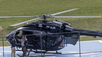 Neymar llega a la concentración en helicóptero y Brasil cruza los dedos por su recuperación Neymar llega a la concentración en helicóptero y Brasil cruza los dedos por su recuperación