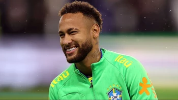 Neymar se deja ver en el entrenamiento de la selección brasileña Neymar se deja ver en el entrenamiento de la selección brasileña