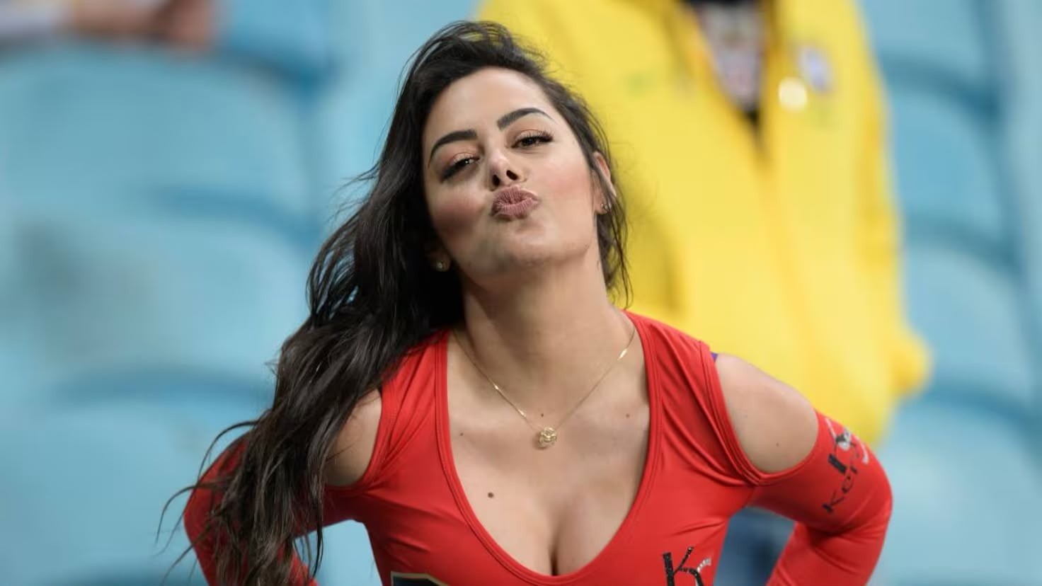 'La novia del Mundial' regresa 16 años después, pero esta vez alentará desde las gradas