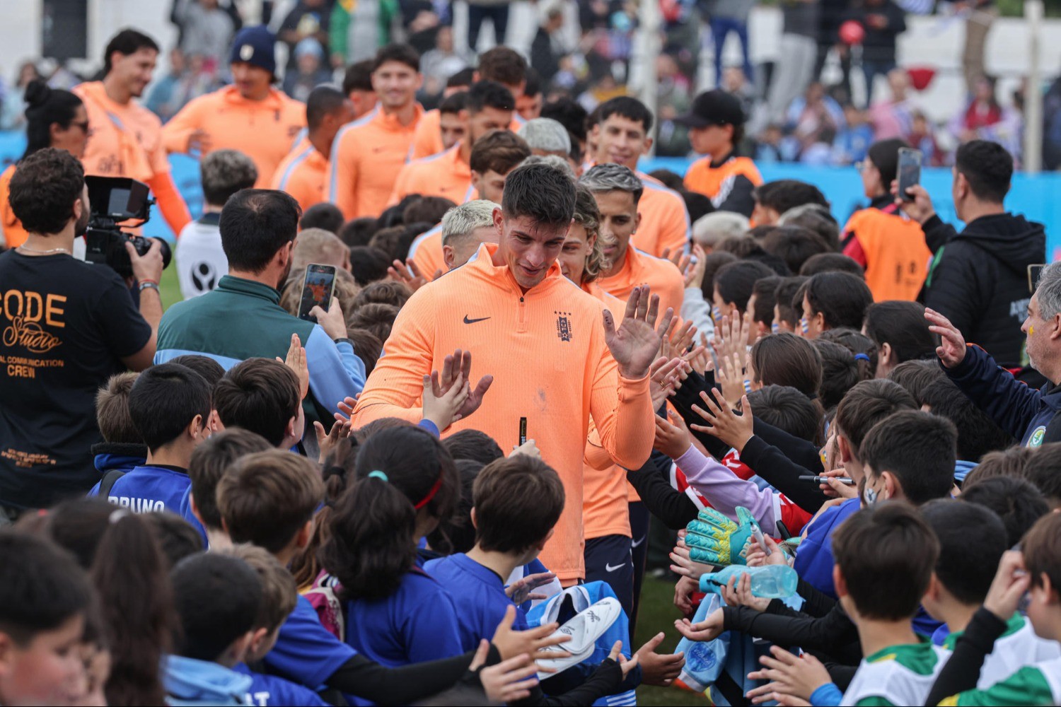 Uruguay recibe el cariño de miles de niños antes de partir al Mundial 2026