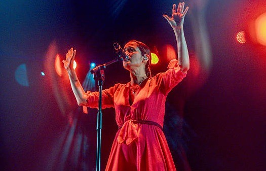Julieta Venegas veta “La niña futbolista” tras ola de críticas