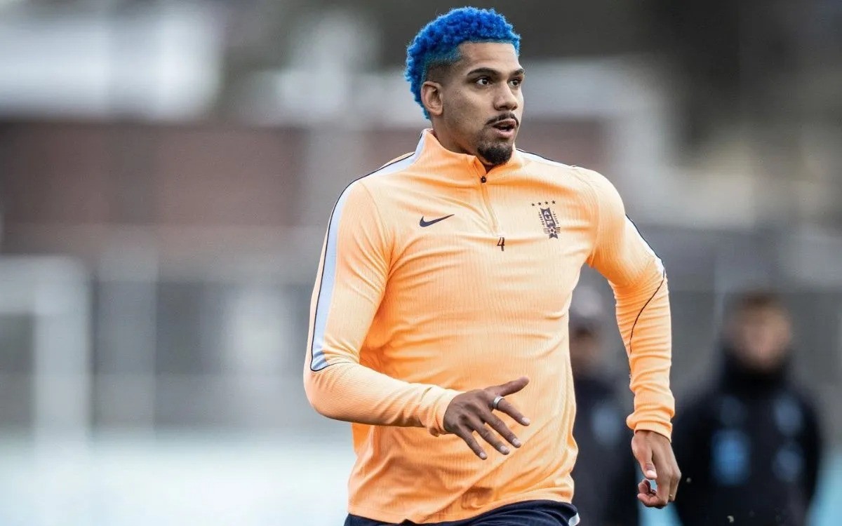 Araujo vuelve a Uruguay después de su tratamiento en Madrid y sigue sin fecha de retorno