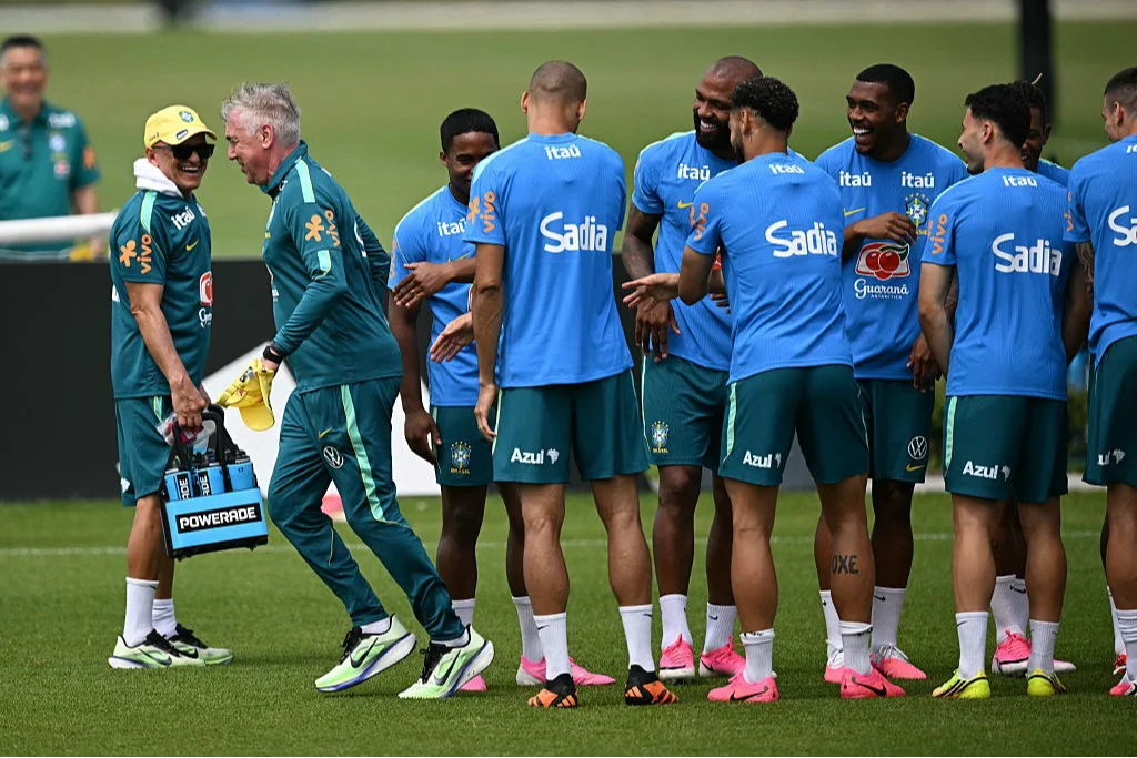 Los jugadores de Brasil celebraron el cumpleaños de Ancelotti con un 'pasillito'
