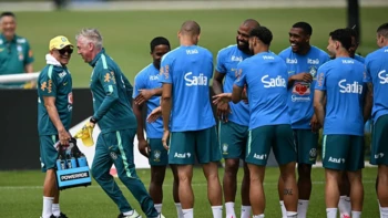 Los jugadores de Brasil celebraron el cumpleaños de Ancelotti con un 'pasillito' Los jugadores de Brasil celebraron el cumpleaños de Ancelotti con un 'pasillito'