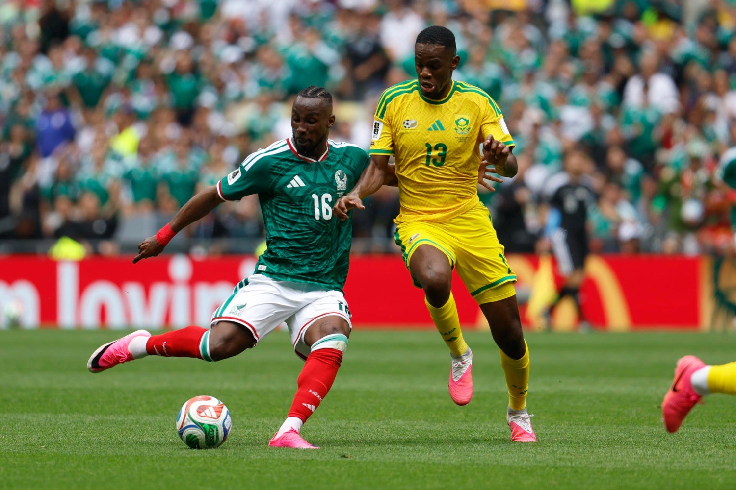 Yaya Sithole recibe la primera tarjeta roja del Mundial 2026