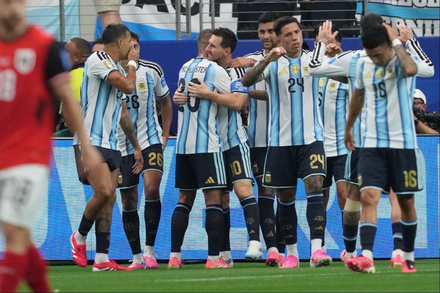 Messi agranda su leyenda y Argentina reserva plaza en dieciseisavos