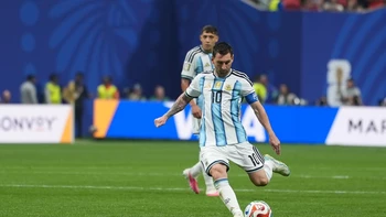 ¡Apareció Messi! El 10 empata el partido y revive a Argentina (2-2) ¡Apareció Messi! El 10 empata el partido y revive a Argentina (2-2)
