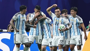 La Albiceleste vuelve del abismo y clasifica a cuartos de final La Albiceleste vuelve del abismo y clasifica a cuartos de final