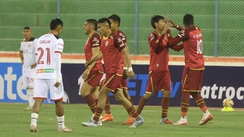 Real Oruro se hizo fuerte en condición de local y goleó a FC Universitario Real Oruro se hizo fuerte en condición de local y goleó a FC Universitario