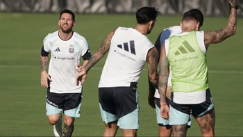 Argentina se entrena a puerta cerrada y Scaloni evalúa cambios en el once Argentina se entrena a puerta cerrada y Scaloni evalúa cambios en el once