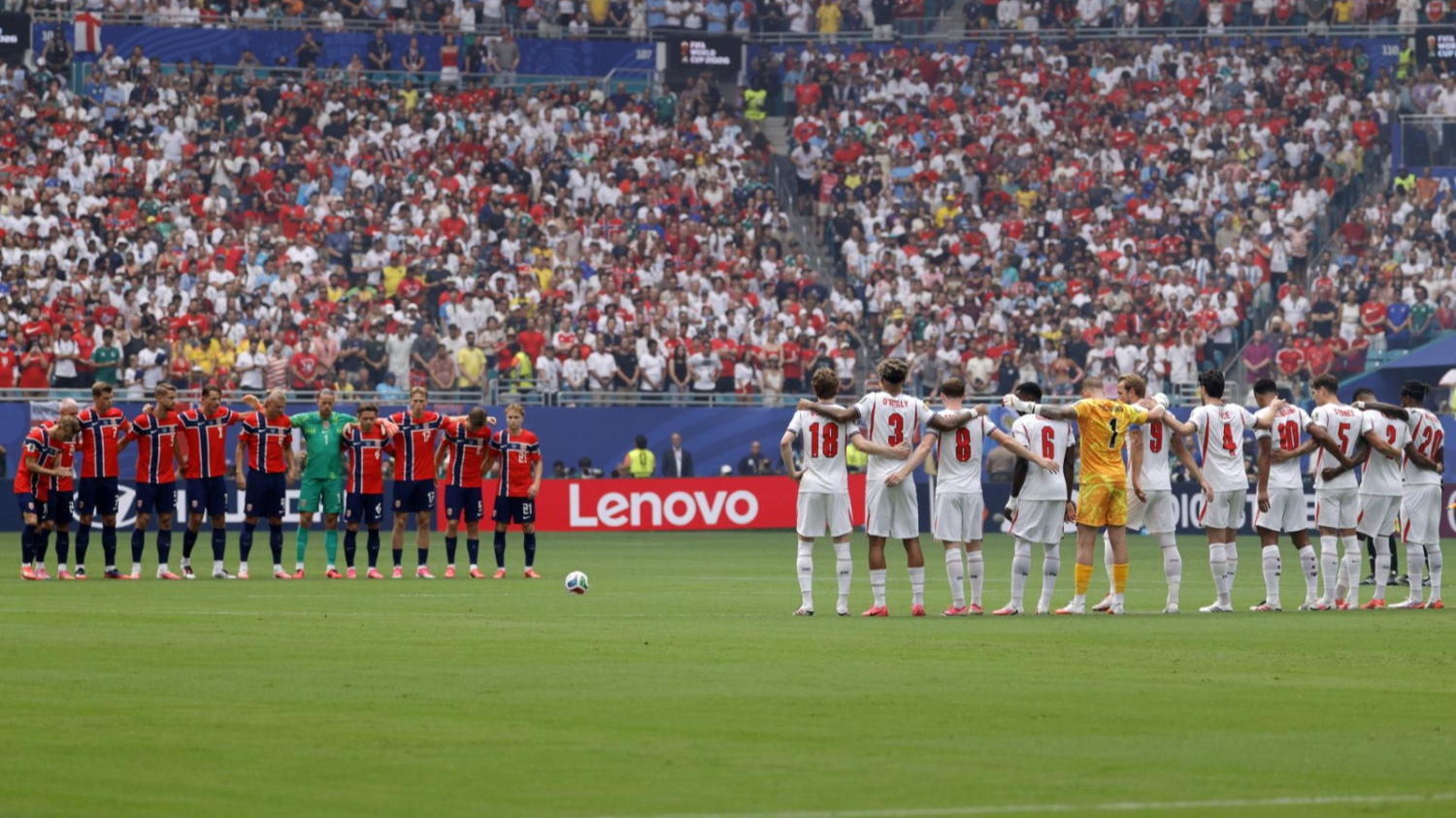 Miami guardó silencio por muerte de Adams antes del partido entre Noruega e Inglaterra