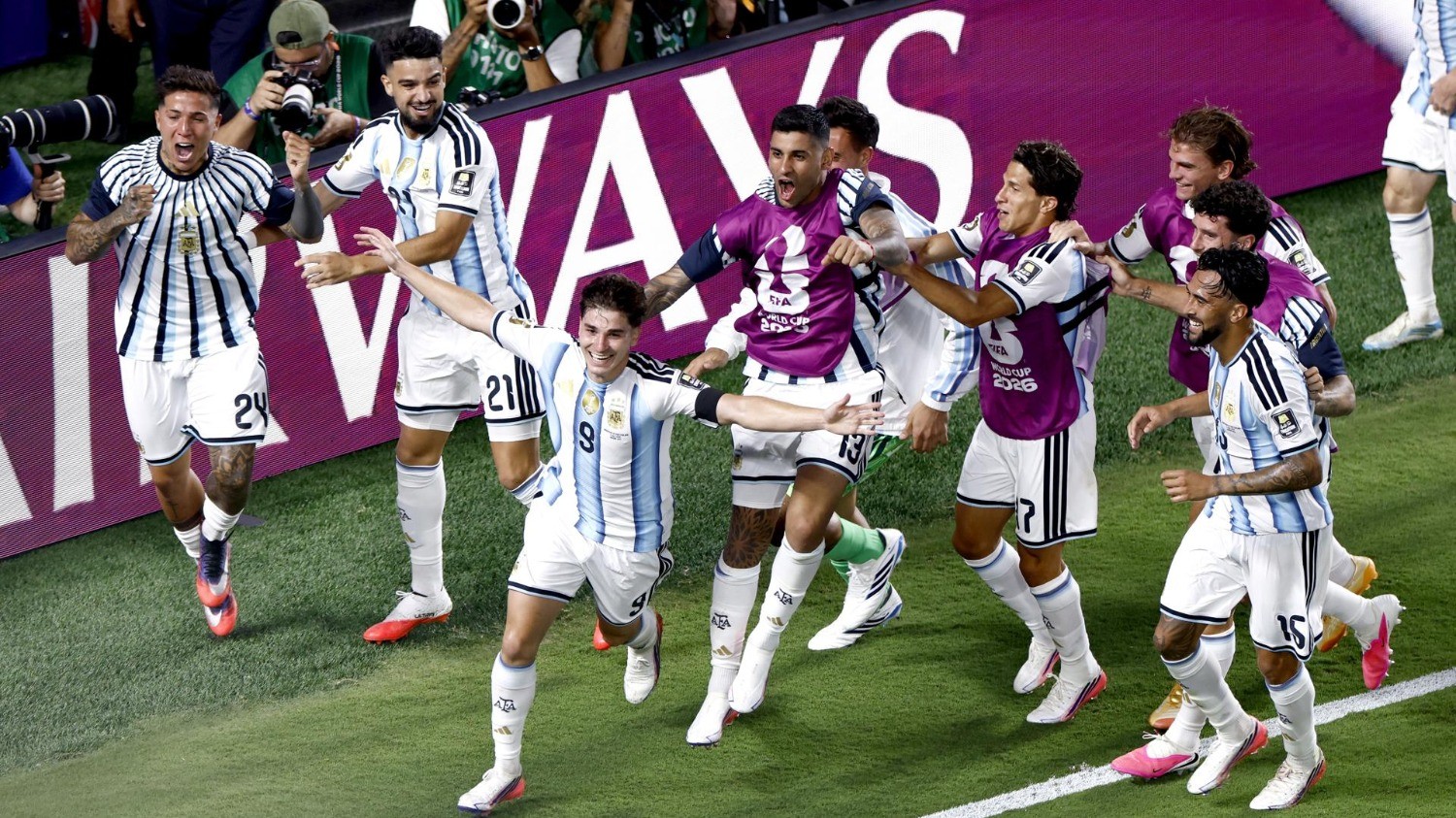 Argentina se impone a Suiza en el alargue y mantiene vivo el sueño del bicampeonato