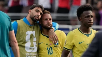 Cinco días después de la eliminación del Mundial, Neymar abandona otro, el de póquer Cinco días después de la eliminación del Mundial, Neymar abandona otro, el de póquer