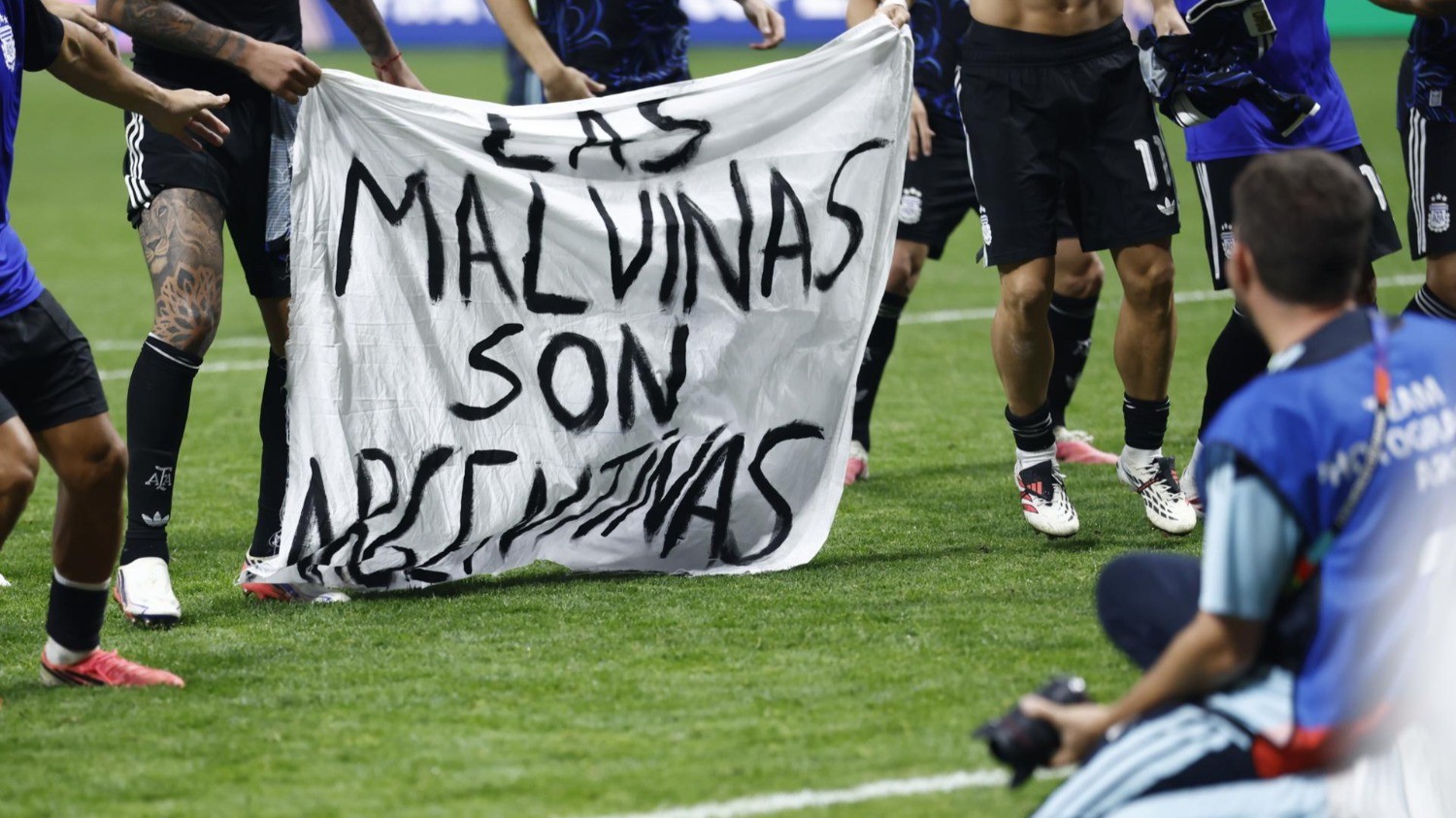 ¿Habrá sanción? La celebración de Argentina con la pancarta de Malvinas genera presión sobre la FIFA