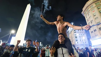 Incidentes, heridos y detenidos durante festejos por la victoria argentina ante Inglaterra Incidentes, heridos y detenidos durante festejos por la victoria argentina ante Inglaterra