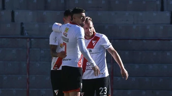 Always Ready recupera la cima con una goleada ante Universitario Always Ready recupera la cima con una goleada ante Universitario