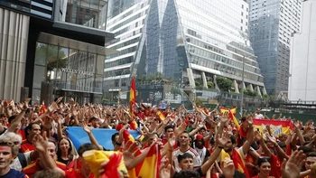 La marcha de España tiñe de rojo Nueva York en busca de su segunda estrella La marcha de España tiñe de rojo Nueva York en busca de su segunda estrella