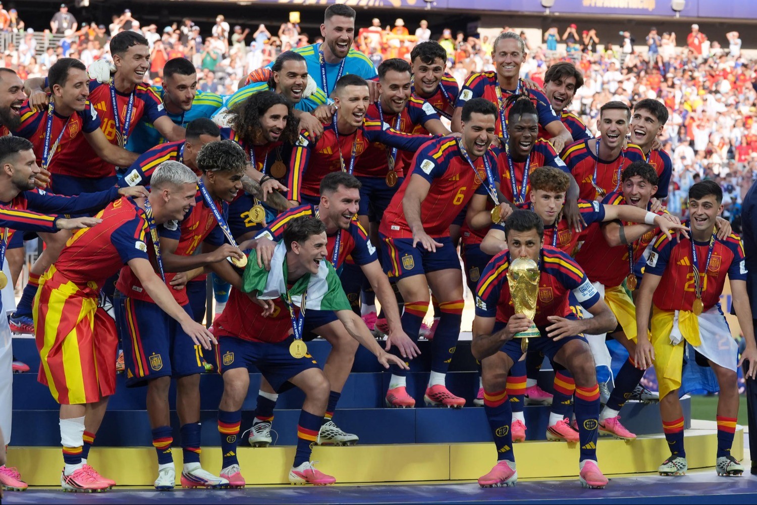 Prensa española se vuelca con el triunfo de La Roja, que "alcanza la eternidad"