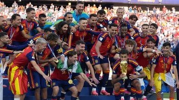 Prensa española se vuelca con el triunfo de La Roja, que "alcanza la eternidad" Prensa española se vuelca con el triunfo de La Roja, que "alcanza la eternidad"