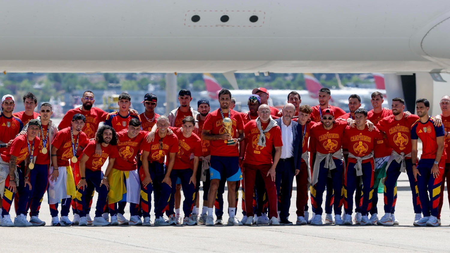 La selección española aterriza en Madrid con el trofeo de campeones del mundo