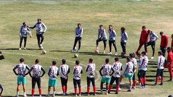 Villegas debuta como técnico de Nacional contra Real Oruro Villegas debuta como técnico de Nacional contra Real Oruro