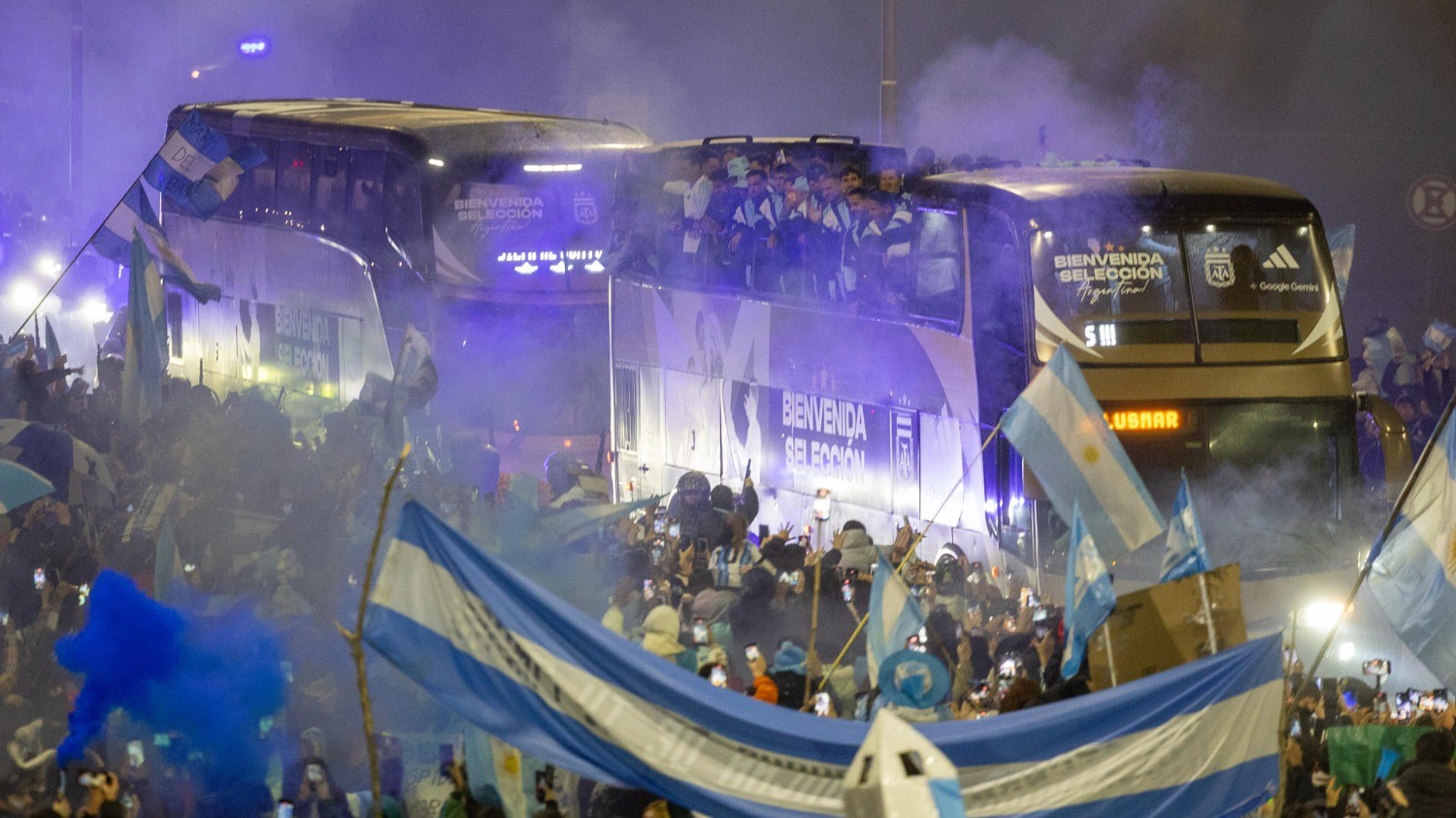 Con aplausos y banderas, así fue recibido el plantel argentino tras el Mundial 2026