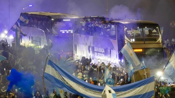 Con aplausos y banderas, así fue recibido el plantel argentino tras el Mundial 2026 Con aplausos y banderas, así fue recibido el plantel argentino tras el Mundial 2026