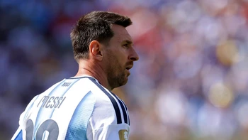 Lionel Messi regresa a Argentina en un avión privado, sin contacto con aficionados Lionel Messi regresa a Argentina en un avión privado, sin contacto con aficionados