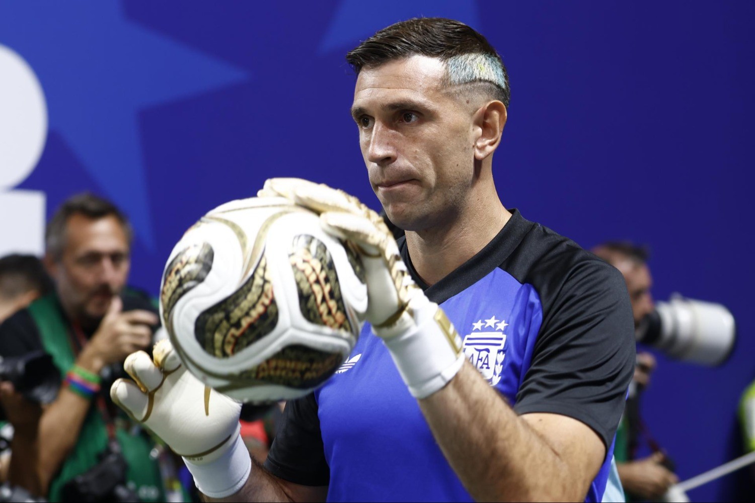 'Dibu' Martínez pone en duda su continuidad en selección argentina tras derrota con España