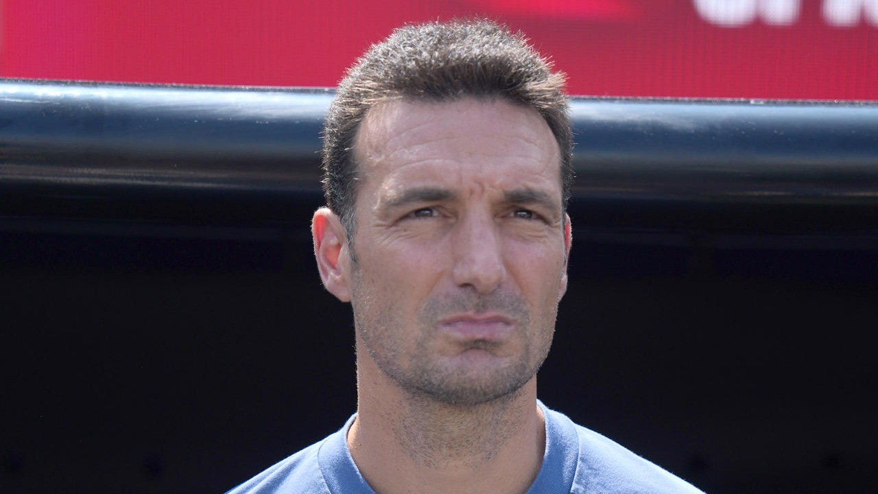 Scaloni mantiene el suspenso sobre su futuro y agradece el apoyo de los hinchas argentinos