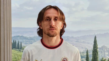 Modric extiende su historia con el Milan y jugará hasta 2027 Modric extiende su historia con el Milan y jugará hasta 2027