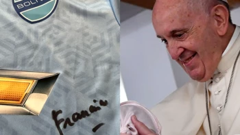 Papa Francisco firmó y bendijo la camiseta de Bolívar en Ciudad del Vaticano Papa Francisco firmó y bendijo la camiseta de Bolívar en Ciudad del Vaticano