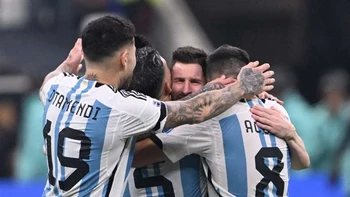 Messi alza la Copa en Qatar: "¡Somos campeones del mundo!" Messi alza la Copa en Qatar: "¡Somos campeones del mundo!"
