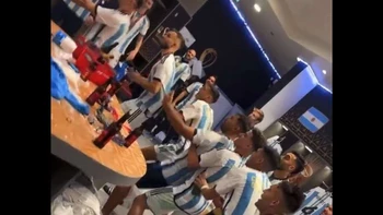 "Minuto de silencio por Mbappé", cantan los jugadores argentinos "Minuto de silencio por Mbappé", cantan los jugadores argentinos