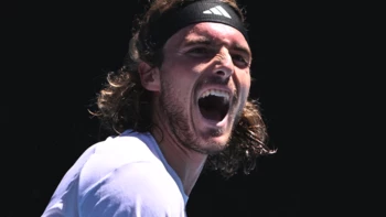 Tsitsipas presenta credenciales en Australia y Swiatek avanza contundente Tsitsipas presenta credenciales en Australia y Swiatek avanza contundente